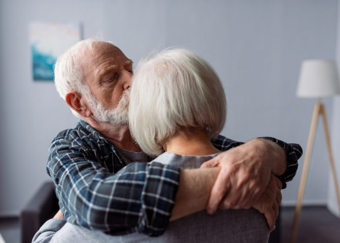 16-elderly-couple-hugging
